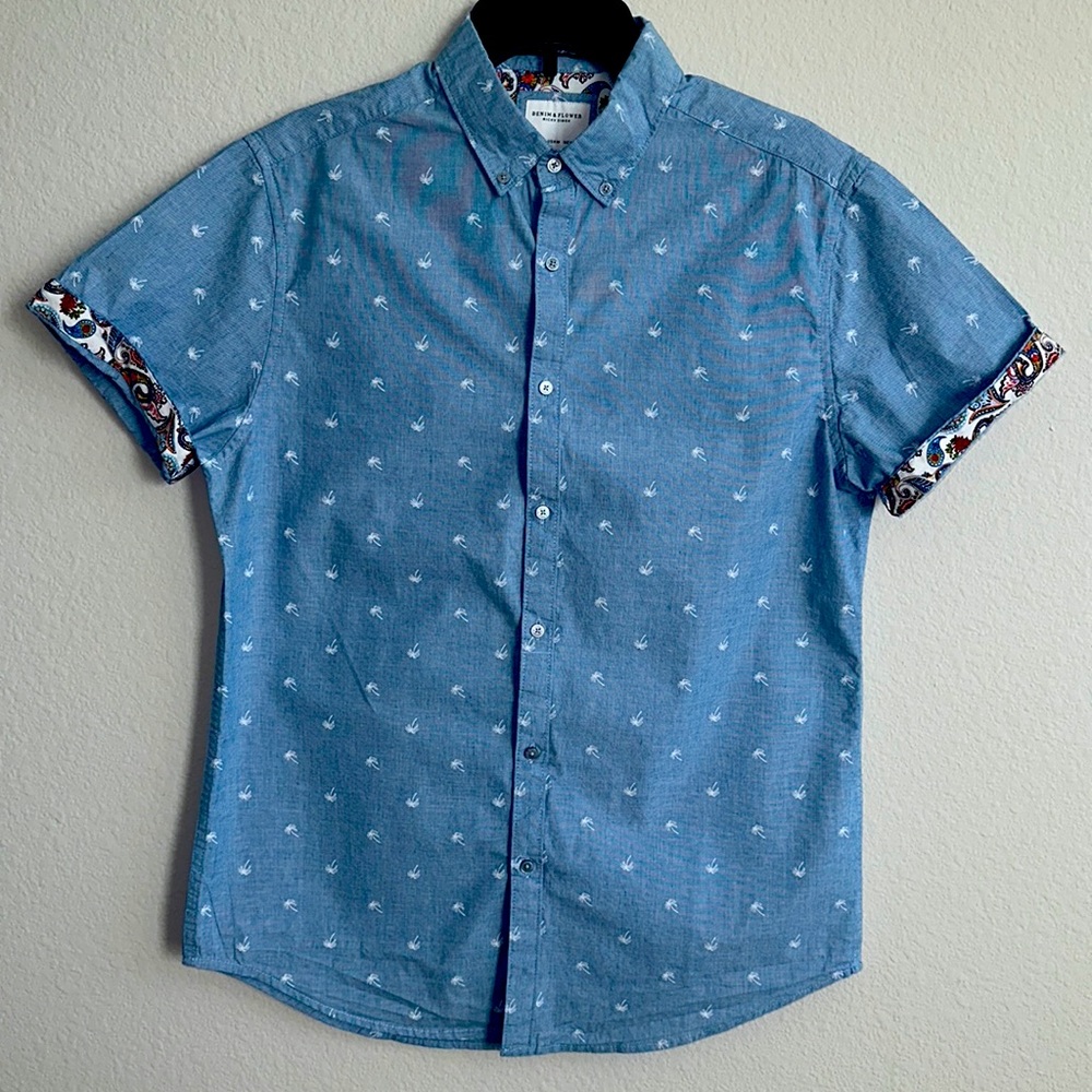 Short sleeve, button up shirt with collar.